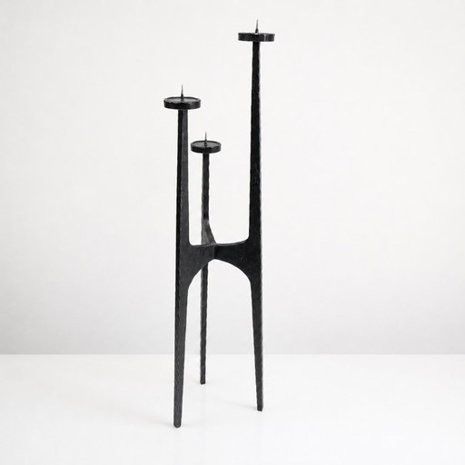 Grande lampadario brutalista a treppiede in ferro battuto martellato – Europa, circa 1960 – kandelaars en kaarsen, Iron