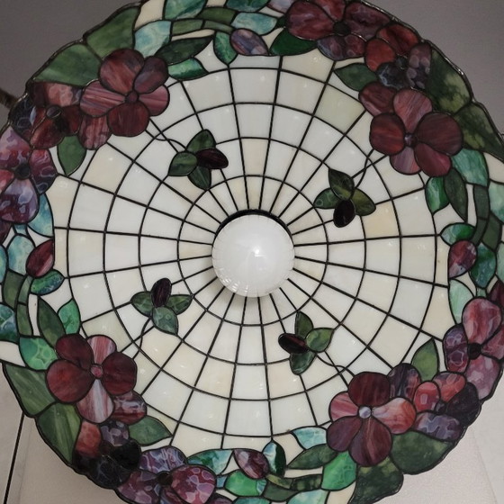 Image 1 of Grote vintage hanglamp in Tiffany-stijl van gekleurd glas.