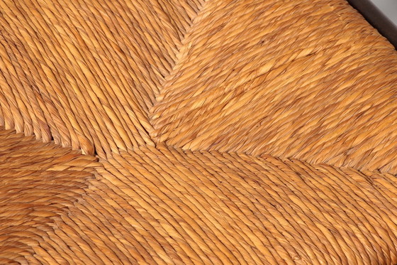 Image 1 of Essgruppe, inspiriert von Vico Magistretti, bestehend aus sechs elegant neu geflochtenen Stühlen und einem Tisch.