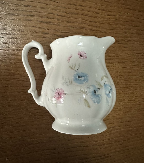 Image 1 of Pequeña lechera/cremera de porcelana con motivo de flores silvestres, siglo XX