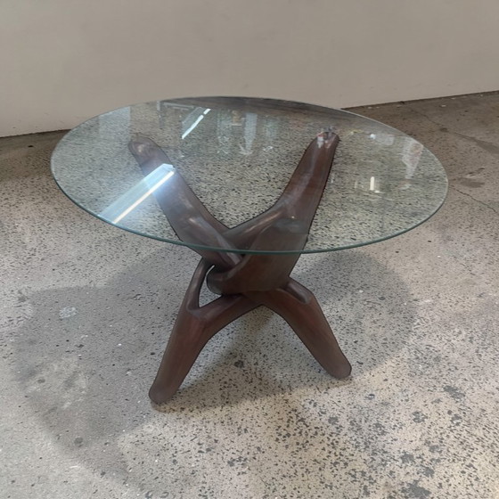 Image 1 of Table sculpturale vintage – Style Mid-Century / Piètement en bois naturel / Plateau en verre / Design affirmé