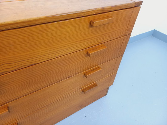 Image 1 of Vintage grenen ladekast uit de jaren 70.