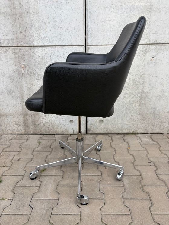 Chaise Egon Eiermann / Wilde + Spieth – Design Vintage Noir – Chaises pivotantes, Cuir (photo 6 of 10)
