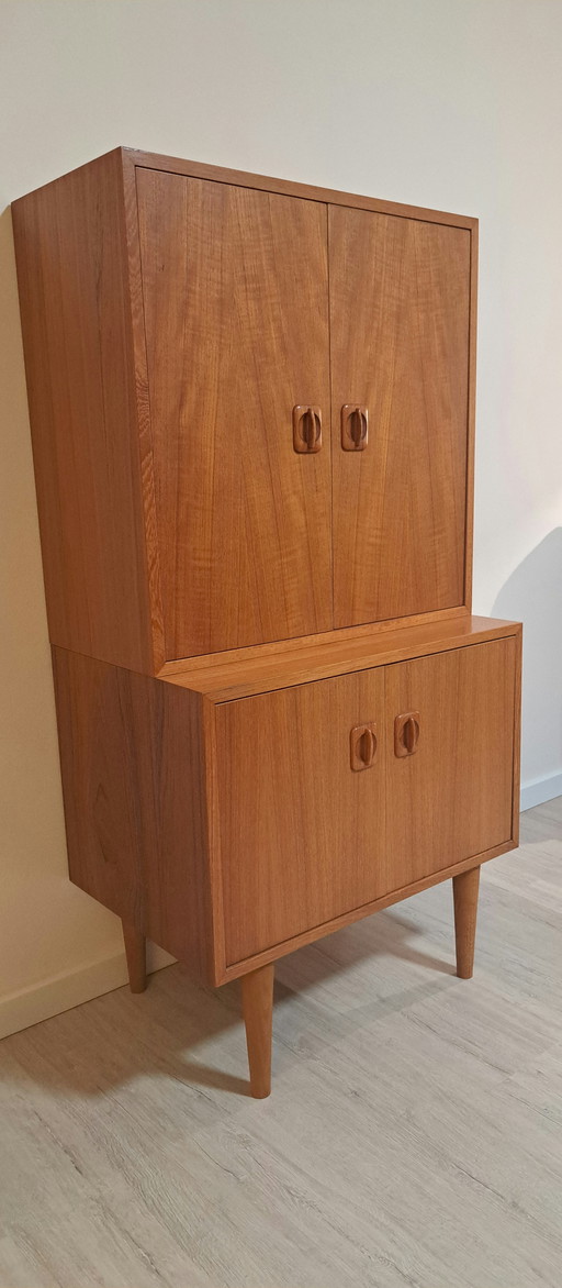 Aparador alto danés de teca de mediados de siglo, década de 1960: mueble de dos piezas, en excelente estado.