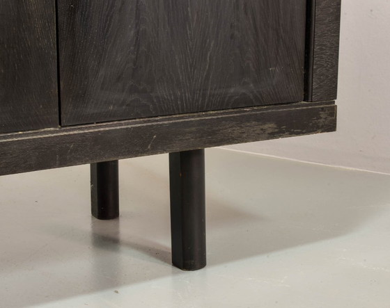 Image 1 of Groot, brutalistisch highboard in De Coene-stijl uit het midden van de 20e eeuw, zwart met rode accenten. België, jaren 60.