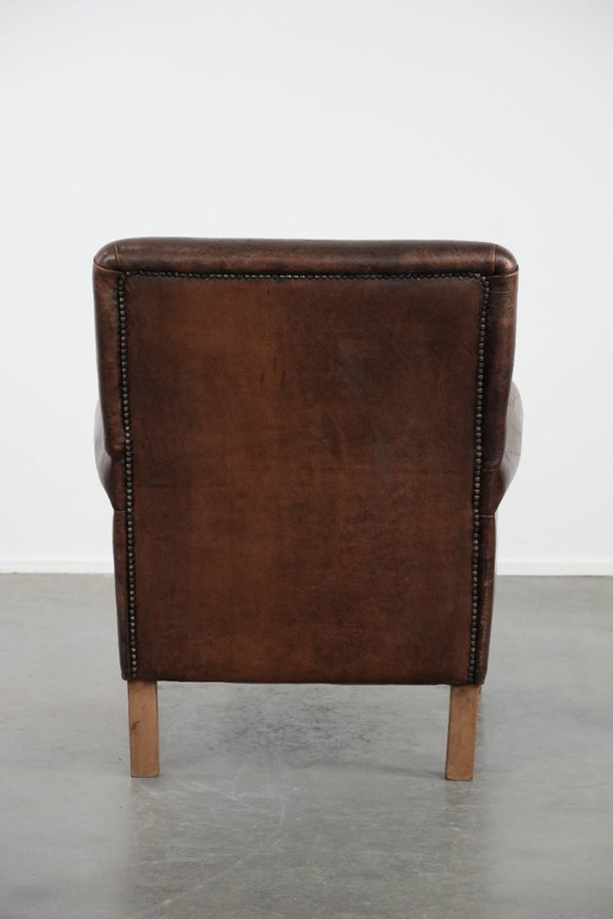 Image 1 of Sillón de piel de oveja con carácter y un hermoso color profundo.