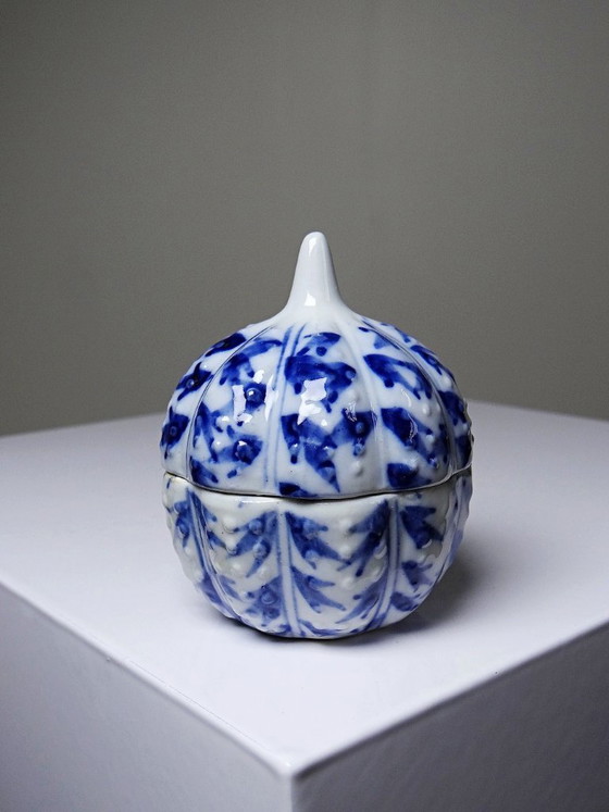 Image 1 of Pequeño joyero antiguo de porcelana china azul y blanca pintado a mano.