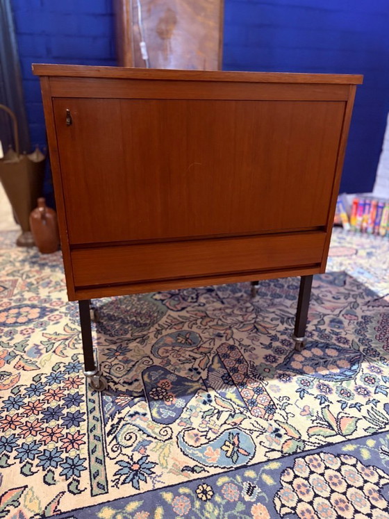 Image 1 of Meuble bar vintage en teck / Meuble à roulettes à charnières rabattables – Style moderne du milieu du siècle – Années 1960
