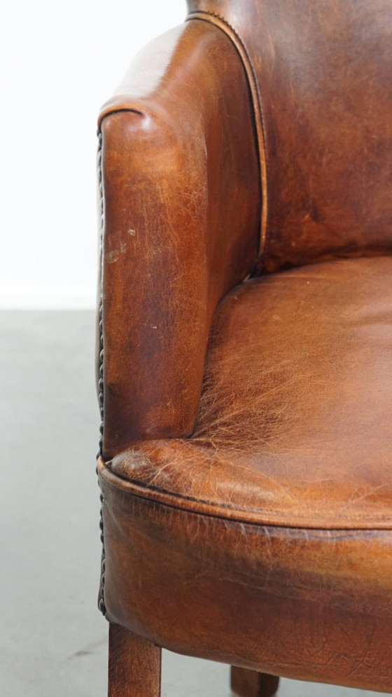 Image 1 of Chaise de salle à manger/de chevet en peau de mouton couleur cognac avec accoudoirs