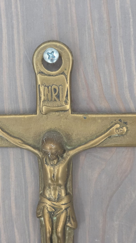 Image 1 of Antikes Weihwasserbecken aus massivem Messing – Kruzifix & Engel – Religiöse Wandskulptur

