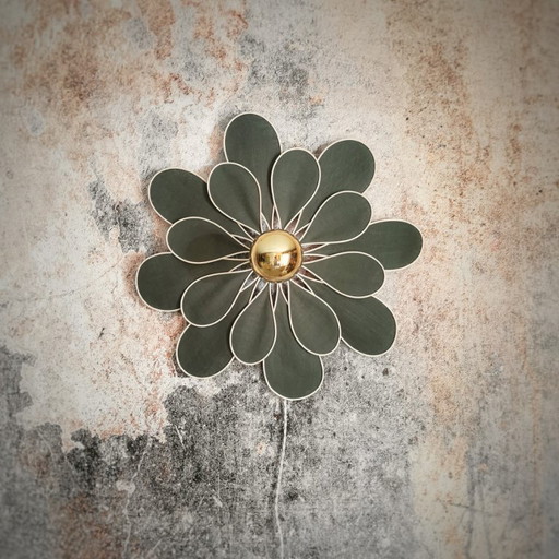 Flower wall lamp, Camellia model, 16 petals in rattan and fabric (customizable shade)