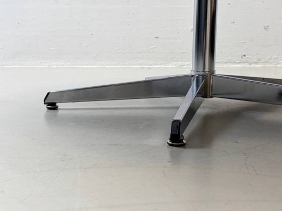 Image 1 of Mesa redonda con tablero de nogal, años 70