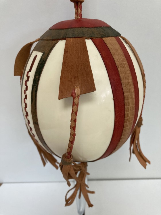 Image 1 of Antico uovo di struzzo rivestito in pelle, gabinetto delle curiosità degli anni '60