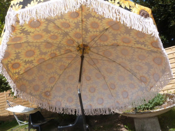 Image 1 of Vintage kantelbare parasol met franjes en zonnebloemmotief - jaren 70/80 - Sauvagnat, gemaakt in Frankrijk