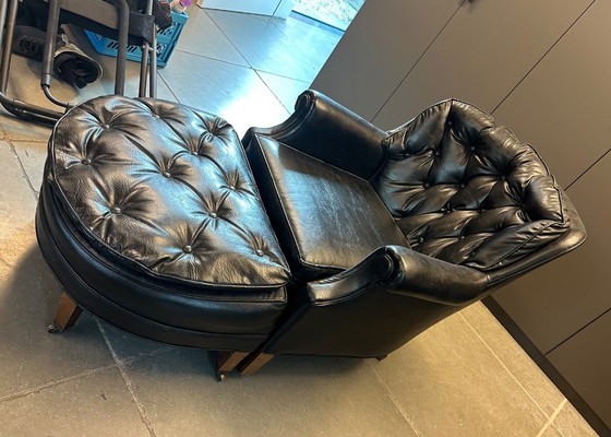 Image 1 of Poltrona vintage in pelle nera trapuntata con pouf