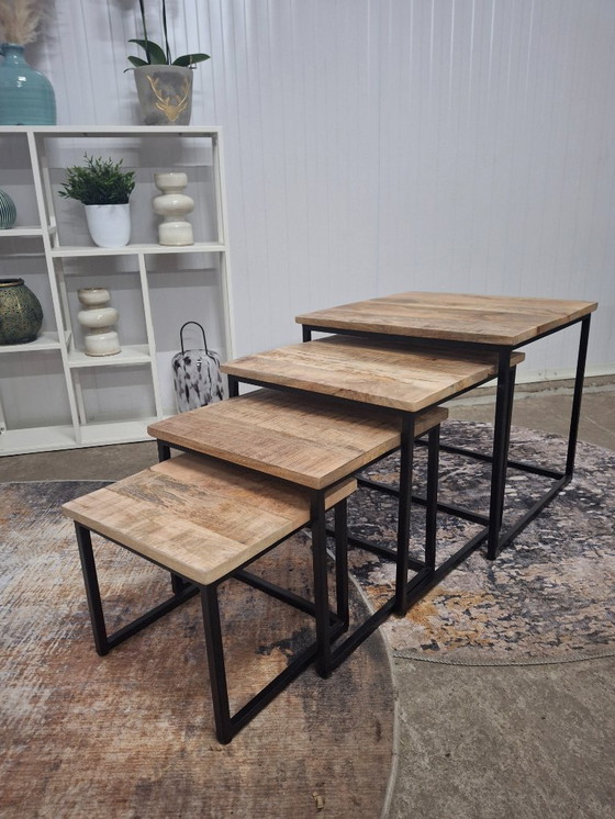 Image 1 of Ensemble de 4 tables basses en bois de manguier et métal, neuves