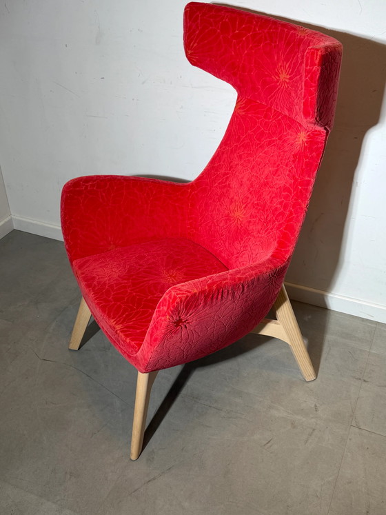 Sillón auxiliar de respaldo alto en terciopelo rojo con estampado floral. – Sillones (photo 6 of 7)