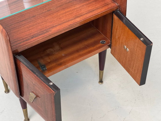 Image 1 of Ensemble de 2 tables de chevet en acajou de style milieu du siècle avec plateaux en verre, années 1960