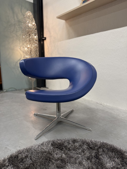 Fauteuil pivotant Varier Peel Club en cuir bleu