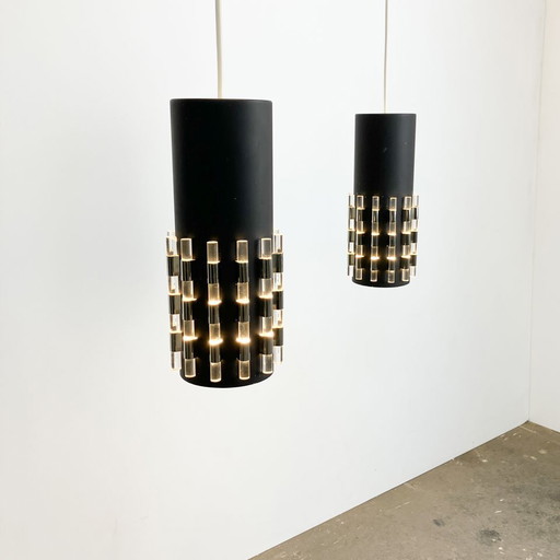 2 lampes suspendues de staff zumtobel, métal laqué noir et plexiglas, années 1960