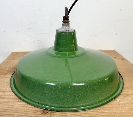 Image 1 of Industriële groene emaille fabriekshanglamp, jaren 60
