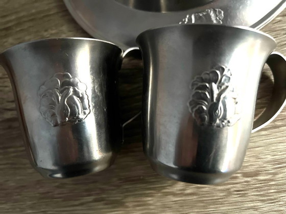 Image 1 of 2 borden en 2 verzilverde tinnen kopjes van Gero Zilmeta, versierd met konijnen.