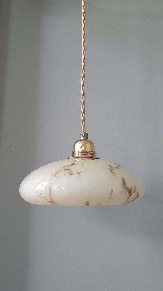Lampada a sospensione vintage in vetro opalino stile Art Déco. Design Mid Century degli anni '30/'40. (photo 13 of 16)