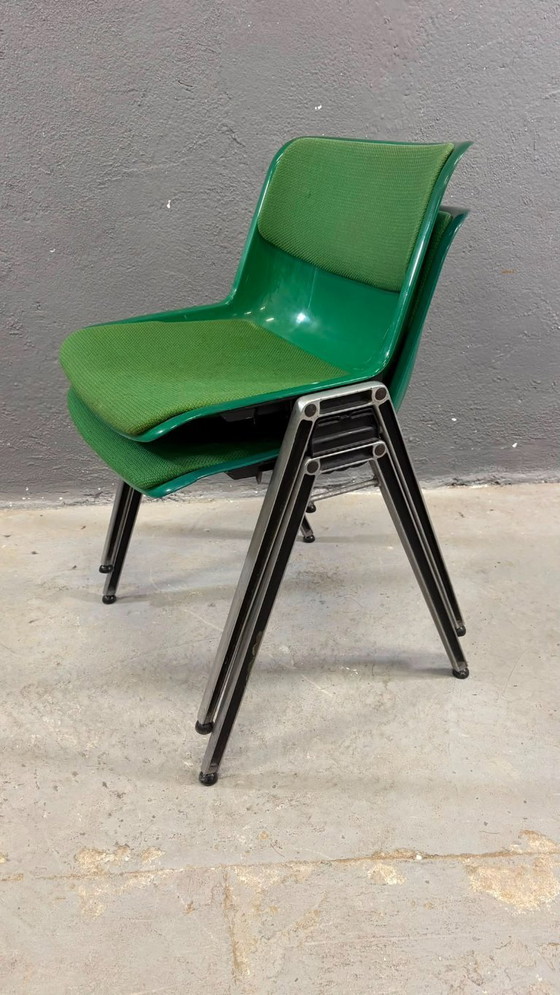 Image 1 of Een paar groene plastic conferentiestoelen in mid-century modern stijl, met chromen frame, jaren 1985, Italië