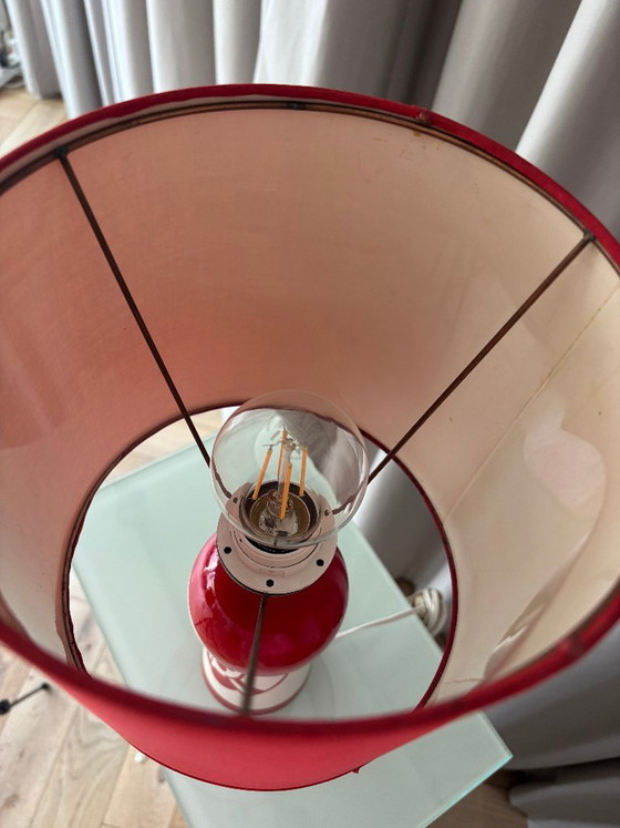 Tischlampe mit puppenförmigem Sockel, Rot und Weiß, Tischlampen, Holz, Stoff, Vintage (Foto 10 von 12)