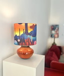 Ruimtevaart tafellamp gemaakt van een vintage vaas, hergebruikt voor een lamp in space age-stijl.