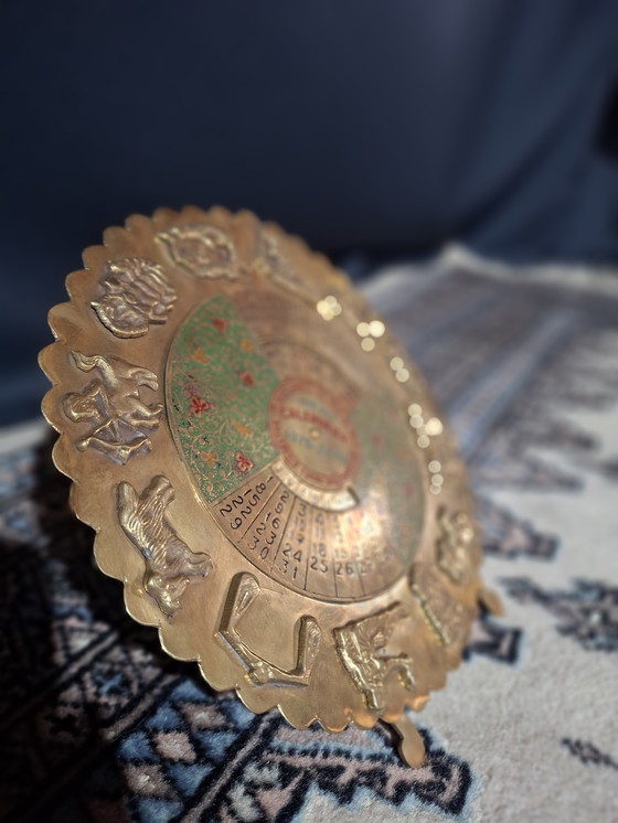 Image 1 of Perpetual calendar in gilded brass – Zodiac – 100 years (1978–2078)