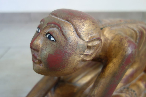 Image 1 of Standbeeld van een Birmese boeddhistische monnik in gebed, 19e eeuw