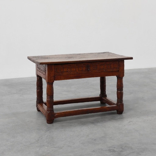 Mesa auxiliar de roble tallada a mano en estilo wabi wabi, España, Siglo XVII