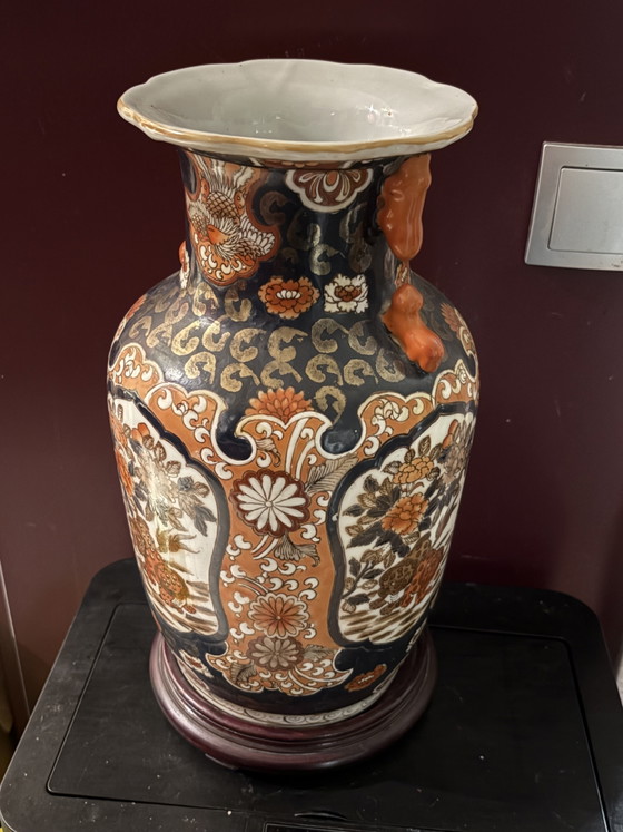 Grote Japanse Imari pronkvaas – 38 cm (40 cm met standaard) – verguld werk, feniks & pioenrozen – Vazen (photo 3 of 11)