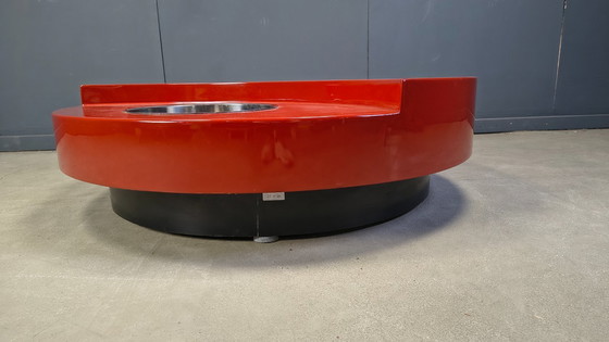 Image 1 of Vintage draaibare salontafel in rode lak van Willy Rizzo, jaren 70.