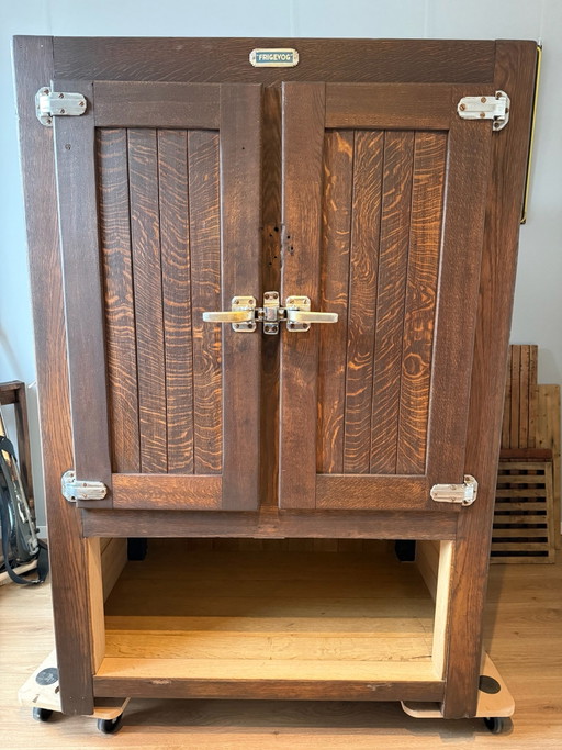 “Frigevog” armoire antique
