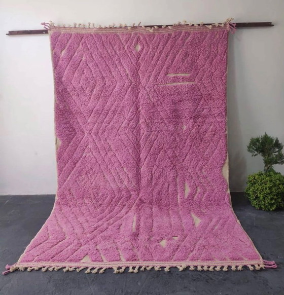 Image 1 of Wunderschöner rosa Beni Ouarain Teppich, modernes Berberdesign in weicher Wolle