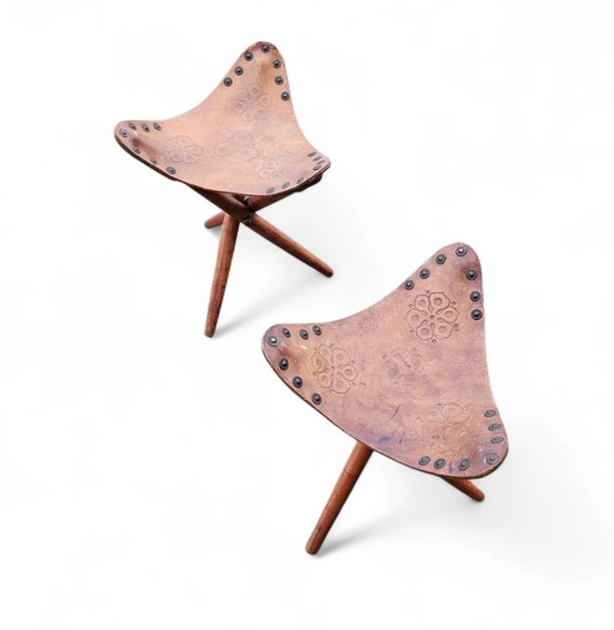 2 x Bijpassende Vintage Bewerkt Lederen Driepoot Stoel / Campingstoel – Klapstoelen (photo 17 of 17)