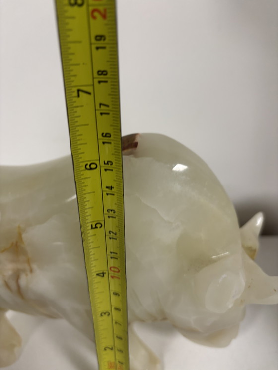 Image 1 of handgeslepen onyx beeldhouwwerk Stier