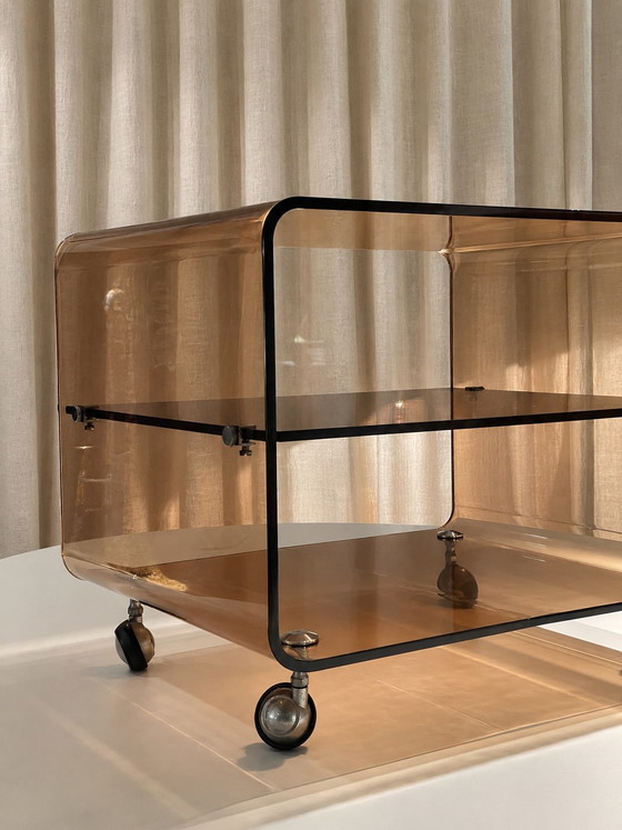 Carrello di servizio vintage in plexiglas color marrone fumo – Michel Dumas per Roche Bobois, anni '70 (photo 5 of 11)
