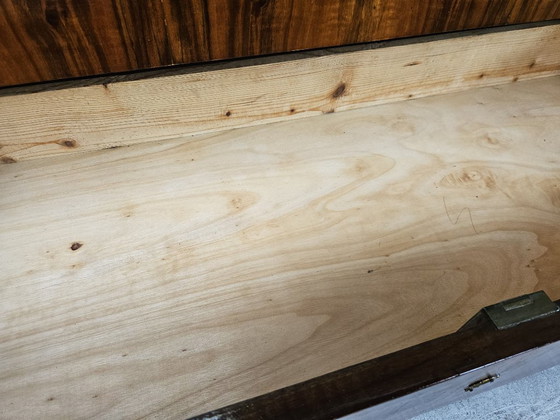 Image 1 of Kommode im Art-Déco-Stil aus Mahagoni-Maserholz mit lackierten Profilen