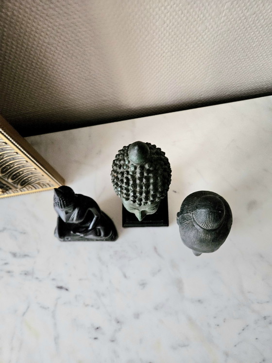Image 1 of Lot 3 Statuettes Bouddhas Zen Bronze et Patine Noire Déco Spirituelle Feng Shui Asie Artisanat Bois
