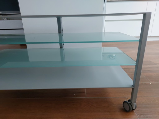 Table d'appoint en métal sur roulettes