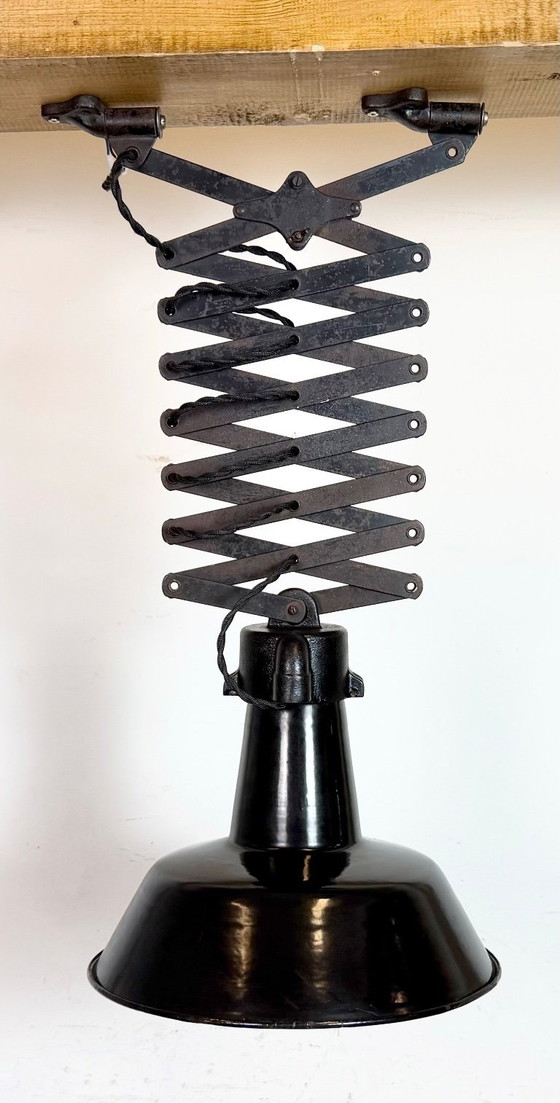 Image 1 of Industriële zwarte emaille schaarplafondlamp, jaren 30