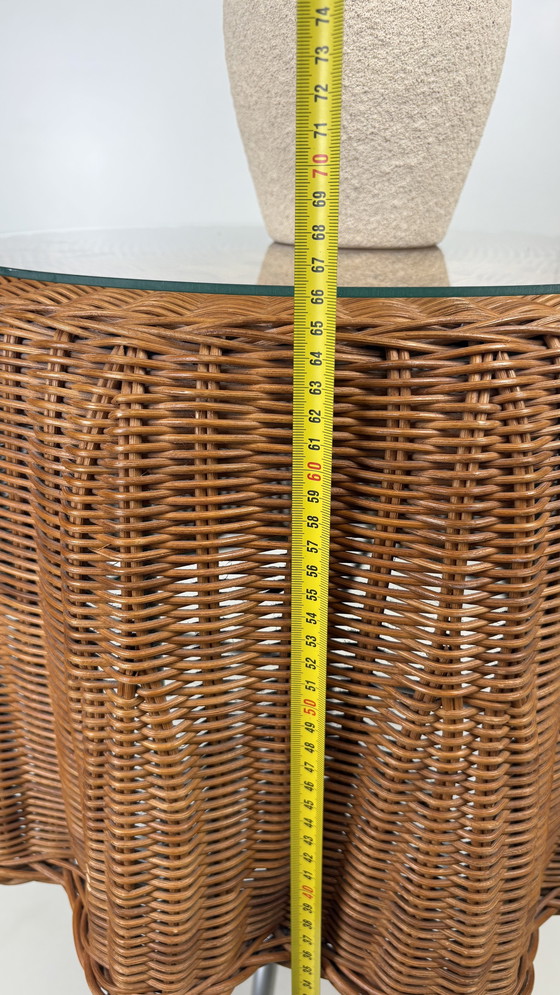 Image 1 of Table d'appoint en rotin avec nappe et draperie fantôme en osier