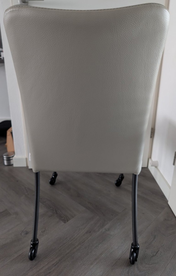 Image 1 of Twee eetkamerstoelen van Bert Plantagie, model Duo.