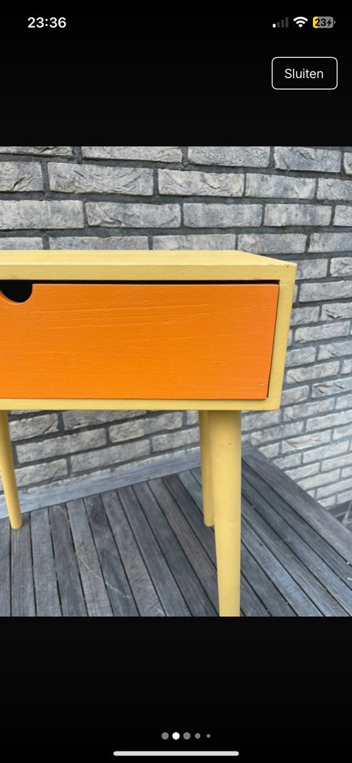 Table de chevet rétro jaune orange