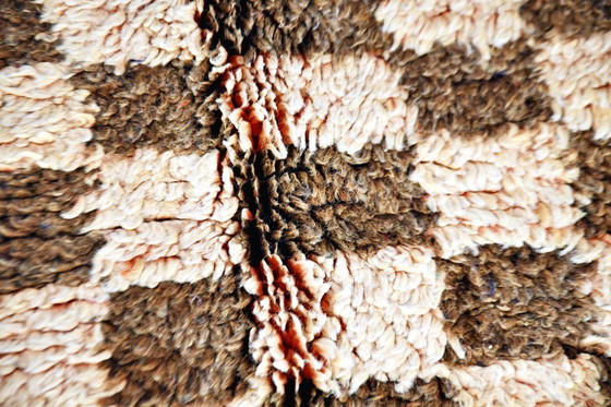 Image 1 of Vintage Checker Zemmour ROud maar tijdloos, dit vintage Zemmour-kleed heeft een opvallend ruitpatroon – 240 x 140 cm | Zwart &am