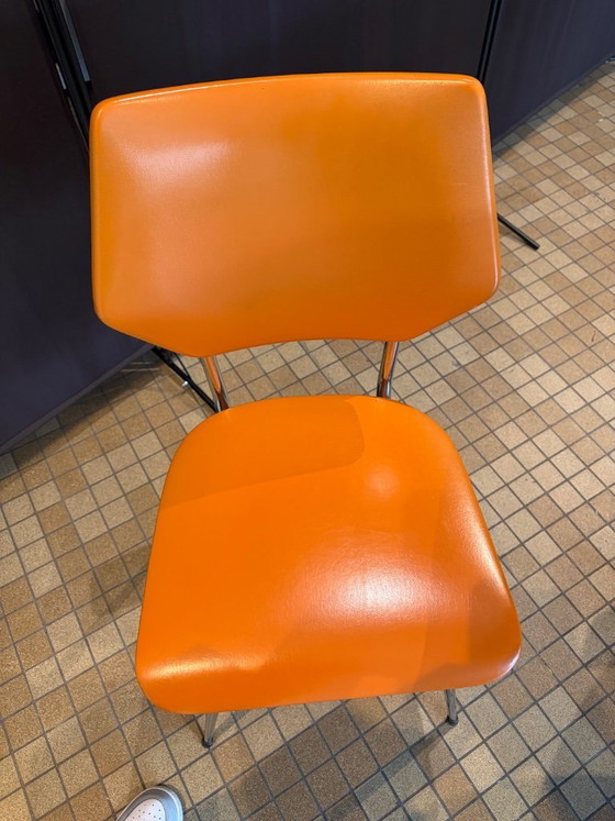 Image 1 of Ensemble de salle à manger vintage milieu du siècle – Table ronde et 4 chaises orange