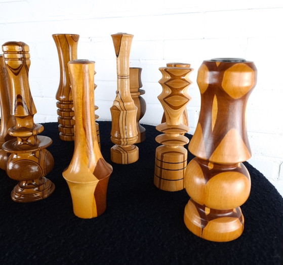 Image 1 of Set di 14 candelieri e piccoli vasi vintage in legno tornito a mano con intarsio.